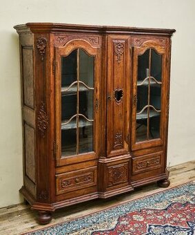 Vyrezávaná lutyšská dubová knižnica z 19. storočia