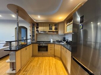 Kuchyňa, šporák, trúba, digestor, mikrovlnka komplet