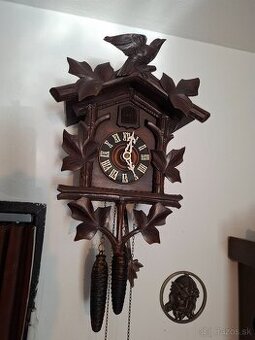 Predám funkčné staré kukučkové hodiny celková výška 45cm 199