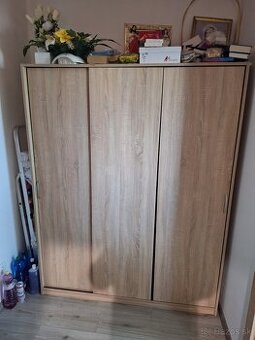 Skrina s posuvnymi dverami