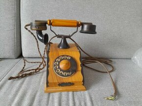 Starý retro telefón TESLA