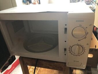 Predám jednoduchu funkčnú Mikrovlnku Zanussi za 20e