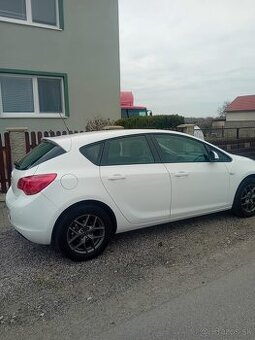 Predám Opel astra j 1,4 2012