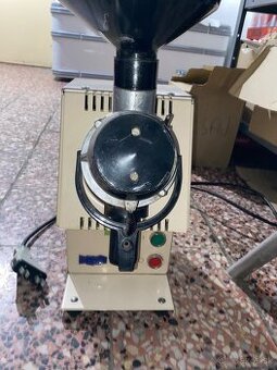 Mlynček na zrnkovú kávu , retro - 1