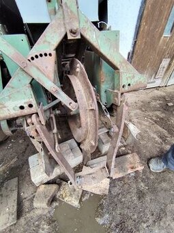 Dvojriadkovy sadzač zemiakov