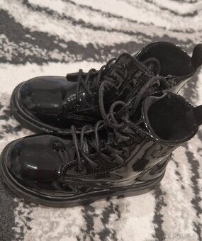 Zimne lakovane topanky