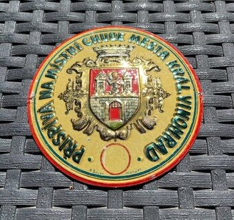 Stará plechová cedule ŽEBRAČENKA přispívá na místní chudé