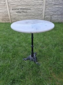 Okrúhly stolík z mramoru a liatiny