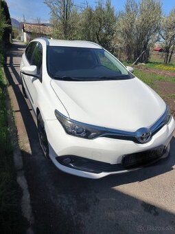 Toyota Auris kombi biela 2016