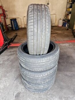 225/40 R18
