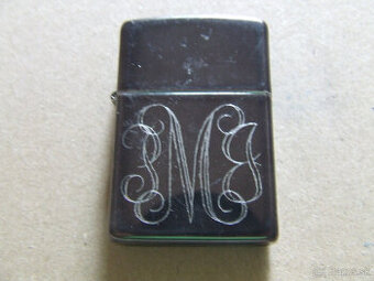 Zapalovač ZIPPO s monogramom.