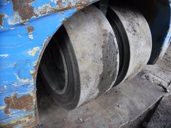 Kúpim plnogumové lisovacie pneu 14/55x9 - 2ks
