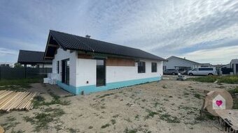 Krásny 4 izbový RD bungalov 92,26 m2 na pozemku 531 m2, Sene