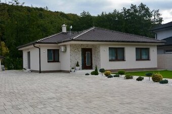 Moderný 5-izbový bungalov s veľkým pozemkom 1000m2
