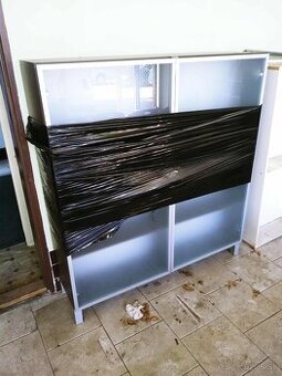 Presklená vitrína skriňa