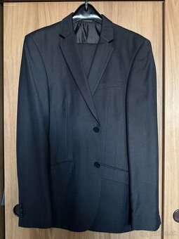 Zachovalý Oblek RESERVED na predaj