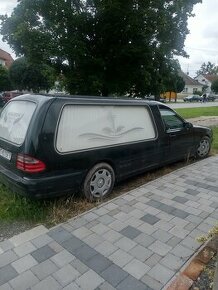 Pohrebný Mercedes 210