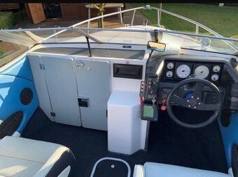 Bayliner Capri 1851 s prívesom a motorovým člnom
