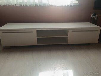Skrinka pod TV