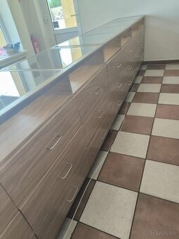 Skrine a vitríny zo zrušenej predajne – všetko len za 500 €