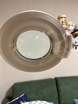 Kozmetická lampa s lupou