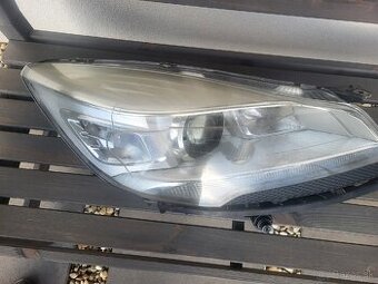 Prasknuty svetlomet na Ford Kuga