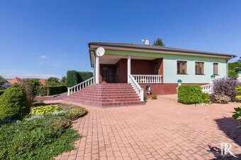 JEDINEČNÝ 5 IZBOVÝ RODINNÝ DOM S BAZÉNOM A KRÁSNOU ZÁHRADOU