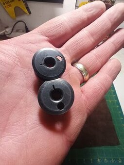 Kúpim špulky na priemyselný šijací stroj.