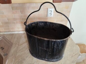 Staré kovové vedro
