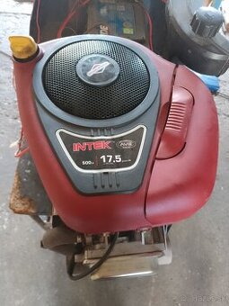 Motor a prevodovka z traktorovej kosačky