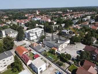 Pozemok s rodinným domom v centre Rusoviec
