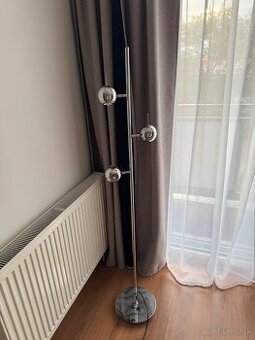 Stojaca lampa stmievatelna