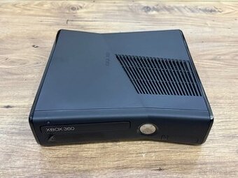 Samostatná herná konzola XBOX 360 Slim 4GB čierna