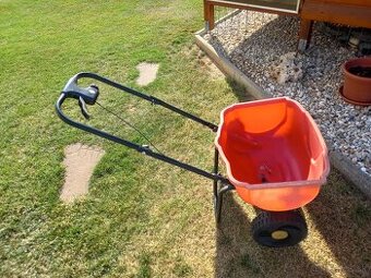 Predám vozík na rozsev hnojiva