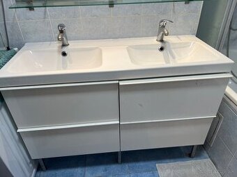 Skrinka s umyvadlom a bateriami