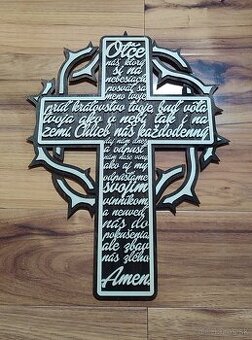 Drevený kríž s vyrezávanou modlitbou "Otče náš"