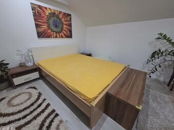 Masivna manzelska postel plus nocne stoliky