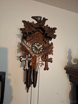 Predám funkčné staré kukučkové hodiny kukajú pol a celú hodi