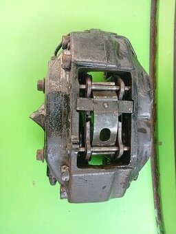 BMW E38 - přední brzdič, čtyřpístkový brzdový třmen Brembo