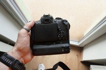 Canon 700d + bat.grip + 3 batérie