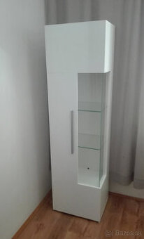 biela lesklá vitrína s preskleným rohom