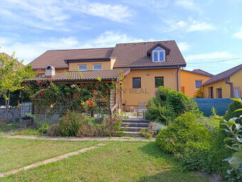 Priestranný 5-izbový rodinný dom s dvoma garážami a záhradou