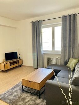 Prenájom veľký 2.izbový byt,2x balkón v centre mesta NR