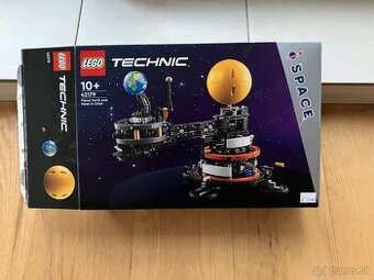 Lego Technic 42152 (lietadlo) a 42179 (pohyb Zeme a Mesiaca)