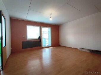 Veľký 3 izbový byt s balkónom Bajka, okres Levice