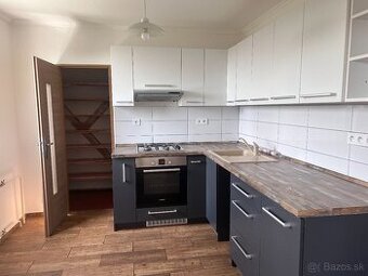 PRENÁJOM - Veľký 2 izbový byt s balkónom na VII. sídlisku