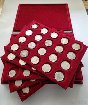 362 mincí a 26 bankoviek a 4 medaily