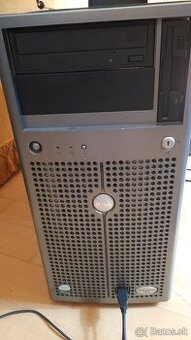 Server a 2x PC s príslušenstvom