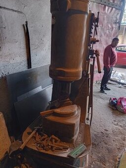 Buchar-manuál stroja