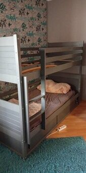 Použivaná dvojposchodová posteľ